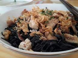Mie Ayam Hitam Nggak Nyangka Sehitam Ini Kirain Cuma Item Ala Ala Doang Yang Jatohnya Abu Abu Di 2021 Ayam Mie