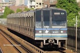 ・京浜急行「黄金町」駅下車 徒歩約１０分 ・市営地下鉄「阪東橋」駅下車 4番出口 徒歩約５分. æ¨ªæµœå¸‚äº¤é€šå±€3000ï½–å½¢å°Žå…¥ è‡¨zawaæ··åˆåˆ—è»Š