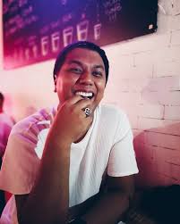 Although some celebrity friends have distanced themselves from the controversial youtuber, … Spotify Saturdays With Singaporean Youtuber Radio Dj Dee Kosh