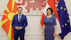 Das sich allerdings die österreichische bundesministerin caroline edtstadler dazu herablässt ist dann noch irgendwie ein novum. Europaministerin Karoline Edtstadler Traf Nordmazedonischen Aussenminister Bujar Osmani Youtube