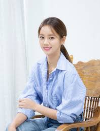 9 haziran 1994 doğumlu), güney koreli bir şarkıcı, oyuncu ve televizyon kişiliğidir. Lee Hye Ri Wiki Drama Fandom
