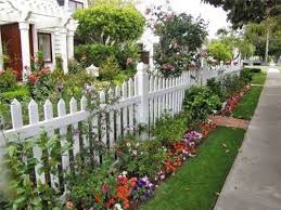 20 Wood Fence Designs Blending Traditions And Modern Ideas Modern Design Fence Landscaping Side Yard Landscaping Picket Fence Garden