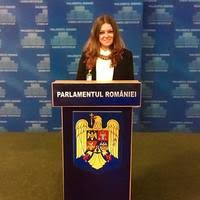 Aceasta este prezentarea video a curtii constitutionale a romaniei. Doc ComparaÈ›ii ConstituÈ›ionale Mandiuc Diana Andreea Andreea Mandiuc Academia Edu