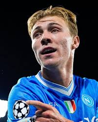 Rasmus Hojlund pointed at the Champions League badge after scoring for  Napoli tonight. Definitely sending a message to Man United 🤣👀 #fblifestyle