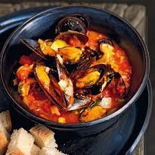 Ein Echter Klassiker Die Aromatischen Miesmuscheln Werden In Einer Wurzig Fruchtigen Tomatensauce Gegart Muscheln Rezept Tomatensauce Rezepte Tomaten Sauce