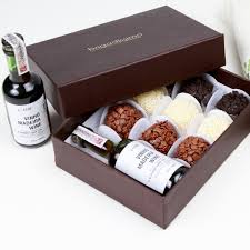 Assim, você retira o presente da embalagem original e é só embrulhar como se fosse um ovo. 30 Ideias De Caixa De Chocolate Caixa De Chocolate Surpresas Para Namorado Ideias Para Presentear O Namorado