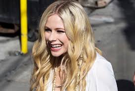 Hope this makes you laugh as hard as it's made my friends and i laugh all week. Erster Song Nach Krankheit Avril Lavigne Kommt Mit Anbetungslied Zuruck
