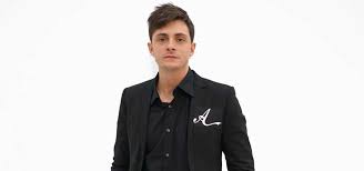 Ecco cosa è successo nel day time del programma. Alessandro Casillo Ha Lasciato Amici 18 Bianco Cadaverico Non Stava In Piedi