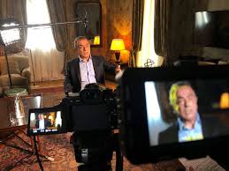 Sept à huit est une émission de télévision française d'information hebdomadaire diffusée sur tf1 depuis le 10 septembre 2000, présentée par harry roselmack et produite par éléphant et cie. Un Portrait De Carlos Ghosn Dans Sept A Huit Ce Soir Sur Tf1 Le Zapping Du Paf