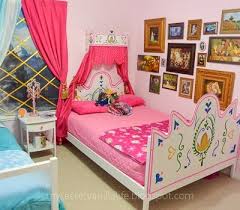 Disney Frozen Anna S Bedroom How Perfect A Disney Frozen Bedroom For Twins It S Exactly How Ann Frozen Inspired Bedroom Frozen Bedroom Decor Frozen Bedroom