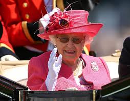 This is a very smart thing to do, if your in the windsor area of royal ascot, because you can walk the length of the area in comfort. The Queen Arrives For Ladies Day At Royal Ascot 2018 Royal Galleries Pics Express Co Uk