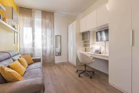 Una doppia postazione per lo smart working… ecco come arredare uno studio per due in casa disponendo le scrivanie a sfruttare la lunghezza oppure posizionandole l'una di fronte all'altra o ancora ad angolo. Come Realizzare Lo Studio A Casa Facile Ristrutturare