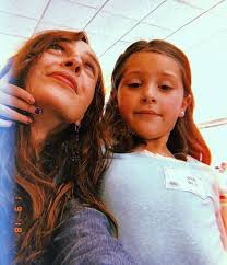May 30, 2021 · pero más allá del comentario respecto de la lucha de clases que funciona como trasfondo de la historia, lo que conquista al espectador es el intento por comprender los motivos de cada personaje. Iran Castillo Y Las Fotos Junto A Su Hija Irka Que Enternecen Las Redes Sociales America Noticias