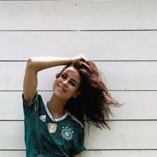 »ich hab so viel ahnung vom fußball wie vom föhnen«, sagt der glatzköpfige sänger. Lena Meyer Landrut Heisses Foto Ohne Hose Zur Wm 2018 Fussball Wm