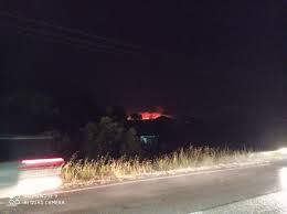 Μικρές εστίες φωτιάς έχουν ξεσπάσει σε πολλές περιοχές λόγω των κεραυνών ενώ είναι σε εξέλιξη το έργο της πυροσβεστικής για την κατάσβεσή τους. Fri 6clp4arpfm