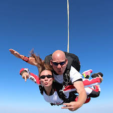Unsere professionelle organisation und durchführung von tandem fallschirmsprüngen gewährleistet, dass wir auch deinen. Gutscheine Fallschirm Tandemsprung Bodensee