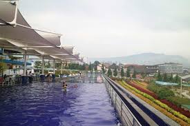 Seru Berenang Di Kolam Renang Floating Market Lembang Reservasi Com