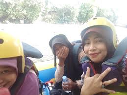 Raut wajahnya terlihat sangat menikmati sayuran itu. 3 Destinasi Wisata Di Kabupaten Hulu Sungai Tengah Tatirah
