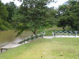 Mengingat pentingnya membina hubungan baik dengan masyarakat yang ada di sekitar ancol satu contoh nyata dari program ini adalah pengembangan potensi penduduk yang ada di sekitar ancol dan itu bisa dimulai dengan kecintaan dan kebanggaan mereka terhadap tempat rekreasi favorit. Pejabat Daerah Kecil Dan Tanah Gemas Taman Rekreasi Menuang Bertebuk