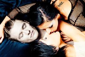 感情乏味了，參加「交換伴侶性愛派對」有用嗎？攜伴前又該有怎樣的準備？ | GQ Taiwan