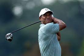 Tiger Woods Goes To His Car For Help At The Bmw Championship The New York Times