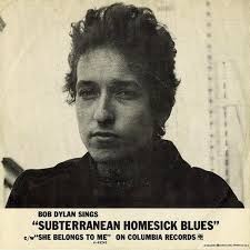 C'è un tizio con dei fogli per strada, è Dylan