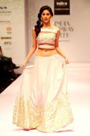 She made her bollywood debut with issaq, opposite prateik babbar. Amyra Dastur Age Boyfriend Family Biography More Starsunfolded