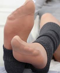 肌色パンストにレッグウォーマーを重ね履きした女性のパンストつま先と足の裏のクローズアップ画像 | ImitationSkin – パンスト直穿きフェチ の復活