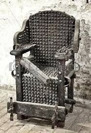 Chaise allemande de qualité réglable en hauteur au niveau des pieds de l'assise et la tablette. 14 Methodes De Torture Venues Du Passe Qui Vont Vous Faire Froid Dans Le Dos