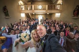 Witzige Und Ausgefallene Gruppenfotos Auf Der Hochzeit Fotos Hochzeit Hochzeit Bilder Hochzeitsfotos