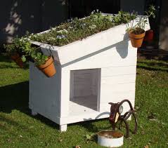 Casas para perros resistentes, fáciles de limpiar y con ventilación para evitar los malos olores y la humedad. Pin De Ldvv En Steigerhout Pallets En Hout Casas Para Perros Casas Para Mascotas Casa Para Perro Madera