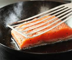 Berbicara tentang ikan salmon, identik dengan makanan jepang seperti salmon sashimi atau sushi yang biasa disajikan di restoran sushi. Resepi Ikan Salmon Bakar