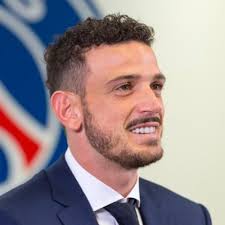 Alessandro florenzi celebrated his goal vs cagliari by running into the stands to hug his grandmother. Alessandro Florenzi On Twitter Grazie Campione Https T Co Vyrtuwrcc6 Twitter