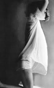 1950 S Vintage Black And White Woman Portrait Vintage Everyday Amazing Black And White Fashion Photography By Lillian Bassman In The 1950s Fashion Photography White Fashion Photography Fashion