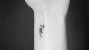 Tattoo con disegni di fiori e animali. Tatuaggi Piccoli I Fiori Sono L Ultima Tendenza Tattoo Vogue Italia
