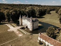 C'est un acte authentique établi par un officier d'état civil qui fait la preuve juridique de la situation maritale des époux. Lieux De Mariage Autour De Paris Decouvrez Les Plus Beaux Endroits