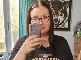 Laura miała biust w rozmiarze 36P. Lekarze nie chcieli dać jej skierowania  na operację