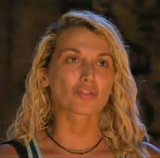Κόκκινη και μπλε ομάδα δίνουν. Ektos Survivor H Kwnstantina Spyropoyloy