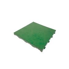 Esempi di pavimento esterno in plastica riciclata, con doghe zigrinate. Piastrella In Plastica Per Pavimentazione Giardino Pontarolo 40x40