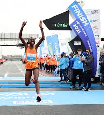 Reigning world marathon champion ruth chepngetich has broken the half marathon world record in istanbul. N3fqvpmzebcesm