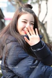 Itzy's lia surprised oh my girl's hyojung with a sweet personalized gift! Lia Itzy Busqueda De Twitter Itzy Lia Kpop Girls