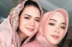 10 Artis Bak Kembaran dengan Saudara Kandung, Bagai Pinang Dibelah Dua!