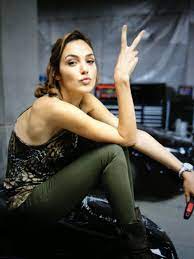 Gal gadot came out on stage at the mtv movie awards to deliver some touching words about the fast and furious franchise. Gal Gadot 35202 1004 Gal Gadot Fans Club Gal Gadot Gal Gabot Gal Gardot