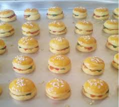 Tidak sabar untuk mencoba resep ini bersama teman dan keluarga? Kue Nastar Ini Sangat Unik Dan Pasti Disukai Anak Anak Karena Bentuknya Yang Seperti Mini Burger Resep Kue Resep Kue