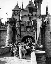 20 Istoriski Momenti Od Poinakov Agol Disneyland Opening Day Disneyland Opening Disneyland Park