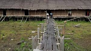 Suku asmat percaya bahwa leluhur mereka telah bersinergi dengan alam. Rumah Jew Atau Rumah Bujang Suku Asmat Youtube