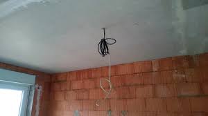 Haben sie den strom komplett abgeschaltet und möchten ihre lampe montieren, muss meist noch ein loch in die decke gebohrt werden. Elektroarbeiten Schlitzen Frasen Kabelverlegung