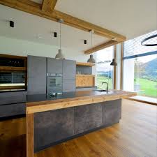 dunkle kuche mit altholz und leder graue fronten granitplatte in 2021 haus kuchen kuchen ideen modern kuchen design