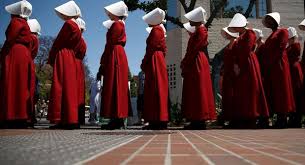 Gilead is ruled by a fundamentalist regime that treats women as property of the state, and is faced. Wann Lauft The Handmaid S Tale Endlich Bei Netflix