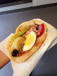Sandwich Tunisien Hoummous Puree De Carotte Au Cumin Harissa Salade Verte Salade Tunisienne Tomate Concombre Salade Tunisienne Puree Carotte Carotte Cumin